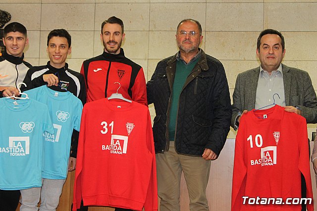 Las bases de los clubes de ftbol y ftbol-sala de Totana promocionan en sus prendas deportivas el yacimiento de La Bastida - 32