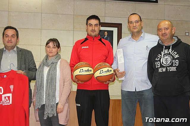Las bases de los clubes de ftbol y ftbol-sala de Totana promocionan en sus prendas deportivas el yacimiento de La Bastida - 33