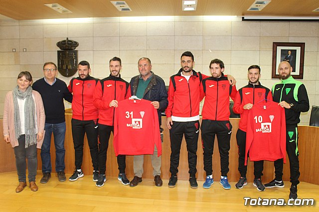 Las bases de los clubes de ftbol y ftbol-sala de Totana promocionan en sus prendas deportivas el yacimiento de La Bastida - 34