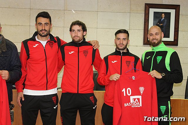 Las bases de los clubes de ftbol y ftbol-sala de Totana promocionan en sus prendas deportivas el yacimiento de La Bastida - 36
