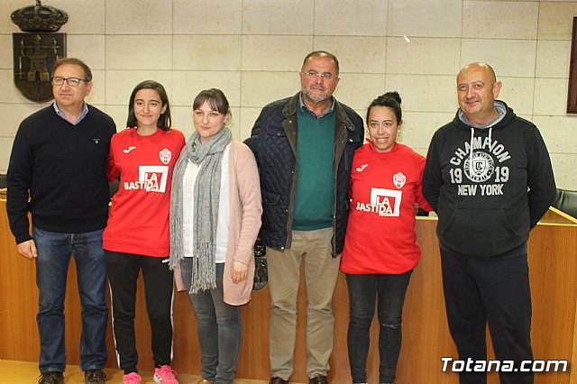 Las bases de los clubes de ftbol y ftbol-sala de Totana promocionan en sus prendas deportivas el yacimiento de La Bastida - 38