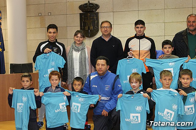 Las bases de los clubes de ftbol y ftbol-sala de Totana promocionan en sus prendas deportivas el yacimiento de La Bastida - 42