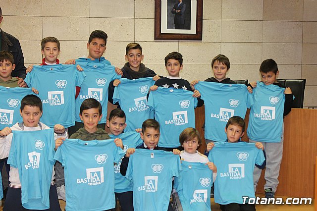 Las bases de los clubes de ftbol y ftbol-sala de Totana promocionan en sus prendas deportivas el yacimiento de La Bastida - 44