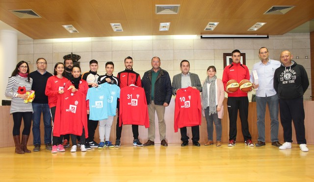 Las bases de los clubes de ftbol y ftbol-sala de Totana promocionan en sus prendas deportivas el yacimiento de La Bastida - 45