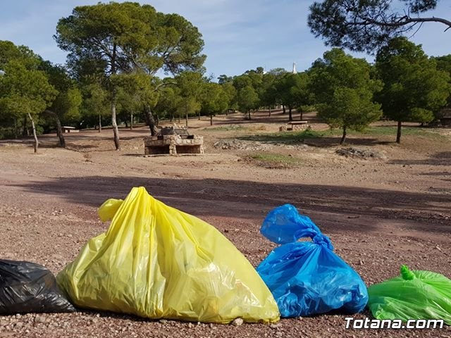Escolares recogen basura en el paraje de La Santa - 1