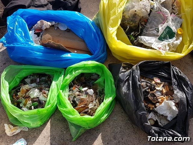 Escolares recogen basura en el paraje de La Santa - 3