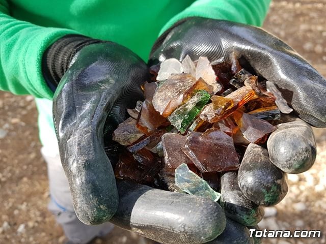 Escolares recogen basura en el paraje de La Santa - 9