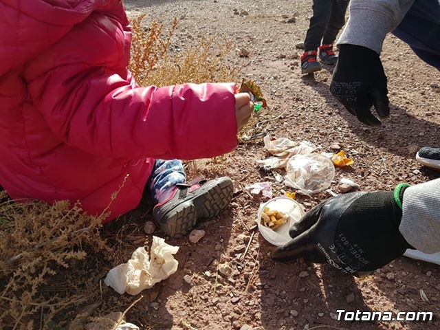 Escolares recogen basura en el paraje de La Santa - 11