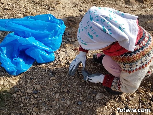 Escolares recogen basura en el paraje de La Santa - 12