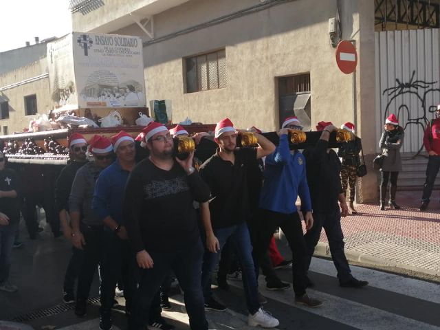 Mil quinientos kilos de solidaridad navideña en Las Torres de Cotillas con la Cofradía del Santísimo Cristo Crucificado. - 3