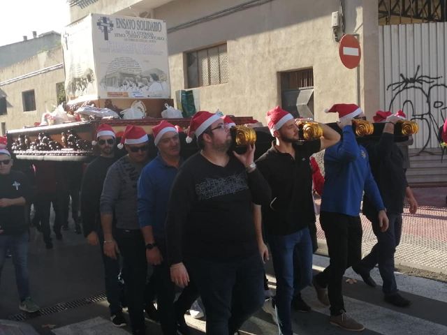 Mil quinientos kilos de solidaridad navideña en Las Torres de Cotillas con la Cofrada del Santsimo Cristo Crucificado. - 6