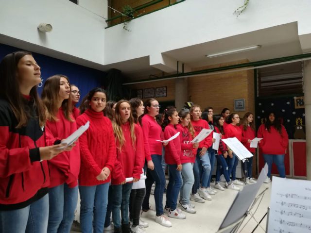 Los alumnos del Coro y la Banda de Msica del IES Juan de la Cierva y Codornu ofrecieron varios conciertos de Navidad - 1