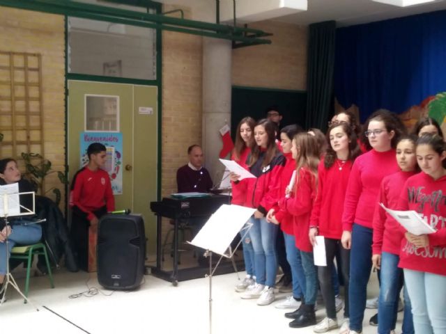 Los alumnos del Coro y la Banda de Msica del IES Juan de la Cierva y Codornu ofrecieron varios conciertos de Navidad - 3