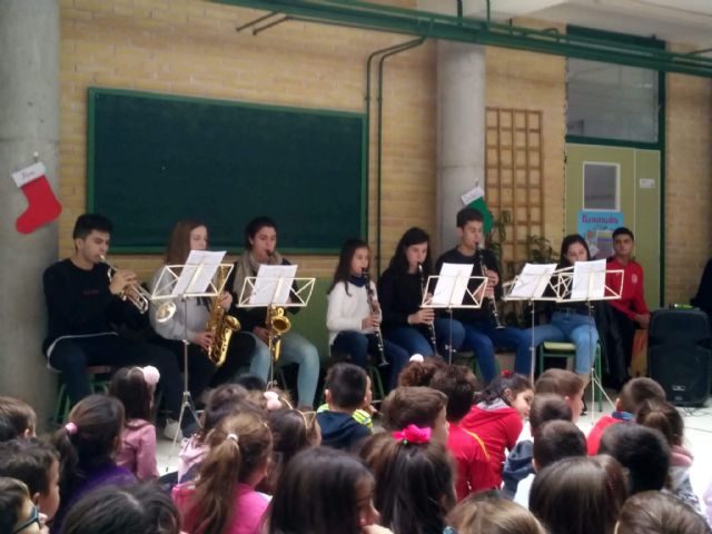 Los alumnos del Coro y la Banda de Msica del IES Juan de la Cierva y Codornu ofrecieron varios conciertos de Navidad - 4