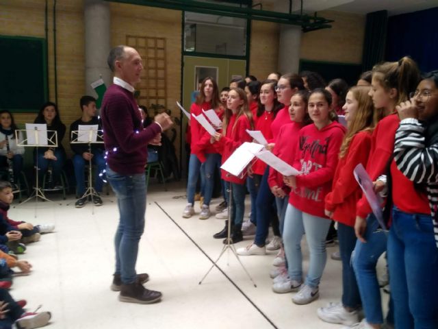 Los alumnos del Coro y la Banda de Msica del IES Juan de la Cierva y Codornu ofrecieron varios conciertos de Navidad - 5