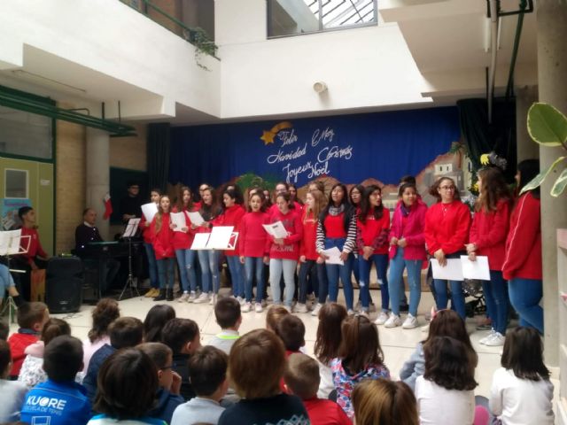 Los alumnos del Coro y la Banda de Msica del IES Juan de la Cierva y Codornu ofrecieron varios conciertos de Navidad - 6