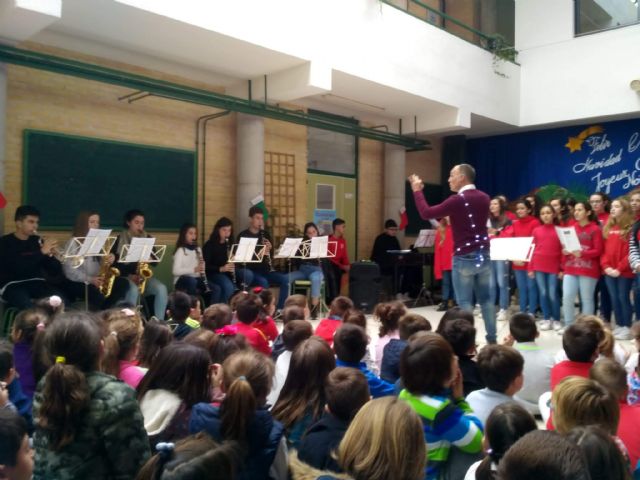 Los alumnos del Coro y la Banda de Msica del IES Juan de la Cierva y Codornu ofrecieron varios conciertos de Navidad - 7
