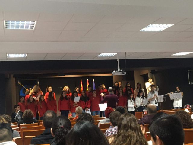 Los alumnos del Coro y la Banda de Msica del IES Juan de la Cierva y Codornu ofrecieron varios conciertos de Navidad - 10