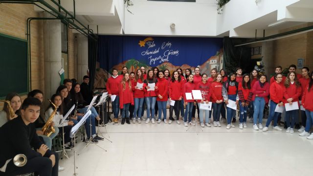 Los alumnos del Coro y la Banda de Msica del IES Juan de la Cierva y Codornu ofrecieron varios conciertos de Navidad - 21