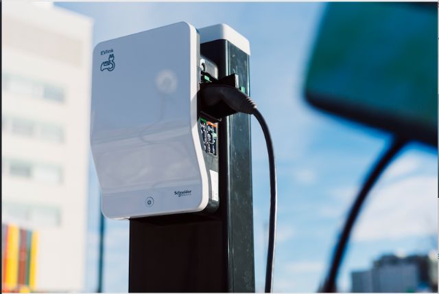 Schneider Electric se alía con ChargeGuru y Zeplug para ofrecer soluciones de carga de vehículos eléctricos - 1, Foto 1