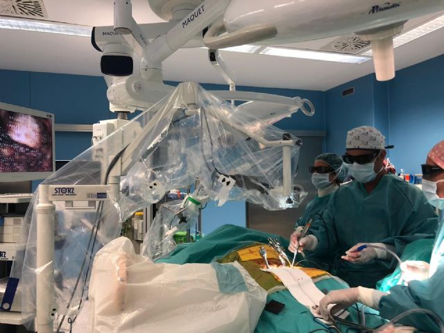 Cirugía lumbar de columna en España por primera vez con tecnología combinada 3D y 4K - 1, Foto 1