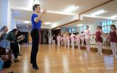 Alumnos de la Escuela de Danza Manoli Cánovas reciben una clase magistral del primer bailarín del ballet de San Petersburgo