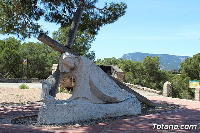 Unos vndalos destrozan una estacin del Va Crucis de La Santa - 10