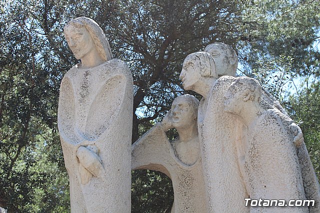 Unos vndalos destrozan una estacin del Va Crucis de La Santa - 3