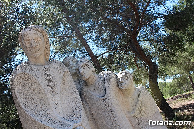 Unos vndalos destrozan una estacin del Va Crucis de La Santa - 4