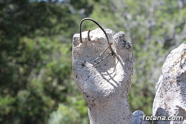 Unos vndalos destrozan una estacin del Va Crucis de La Santa - 8