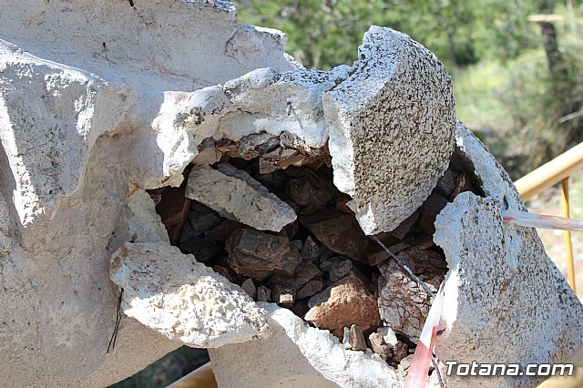 Unos vndalos destrozan una estacin del Va Crucis de La Santa - 9