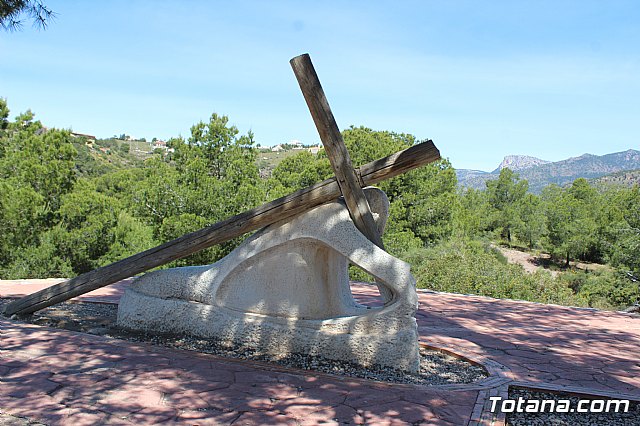 Unos vndalos destrozan una estacin del Va Crucis de La Santa - 11