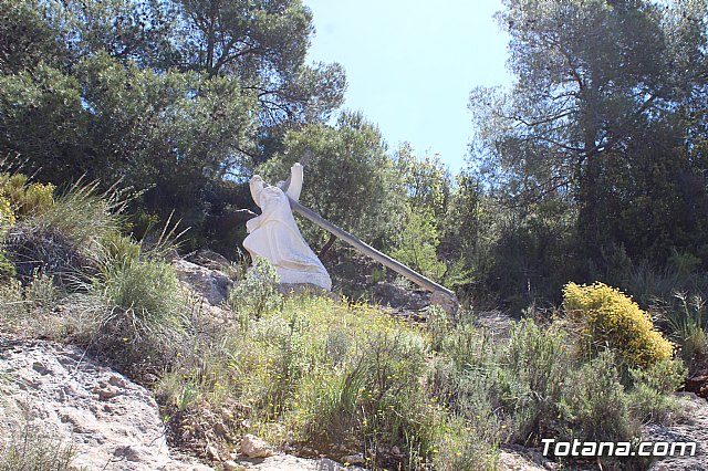 Unos vndalos destrozan una estacin del Va Crucis de La Santa - 15