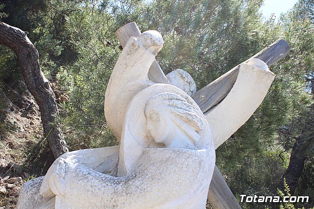 Unos vndalos destrozan una estacin del Va Crucis de La Santa - 16
