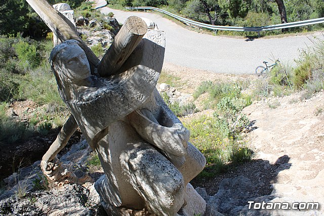 Unos vndalos destrozan una estacin del Va Crucis de La Santa - 17