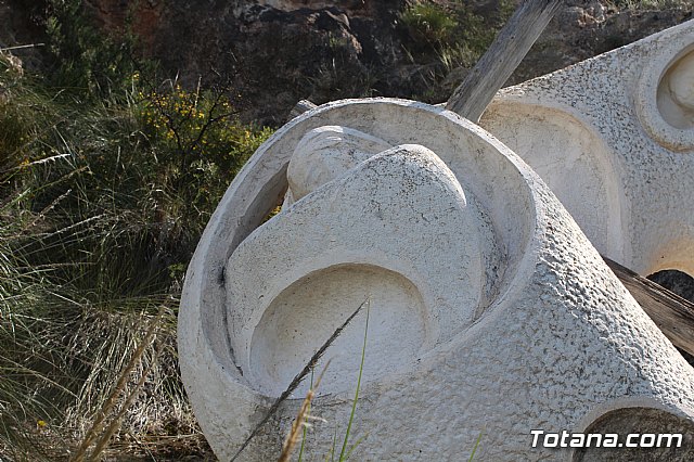Unos vndalos destrozan una estacin del Va Crucis de La Santa - 23