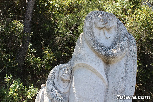 Unos vndalos destrozan una estacin del Va Crucis de La Santa - 26