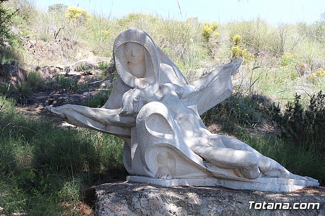 Unos vndalos destrozan una estacin del Va Crucis de La Santa - 45
