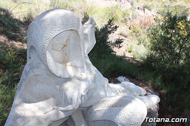 Unos vndalos destrozan una estacin del Va Crucis de La Santa - 48