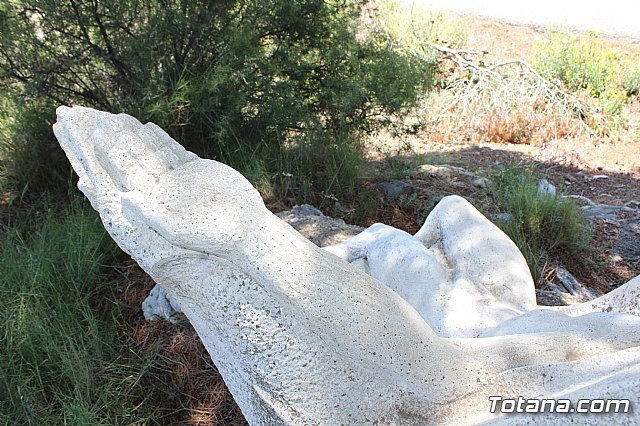 Unos vndalos destrozan una estacin del Va Crucis de La Santa - 49