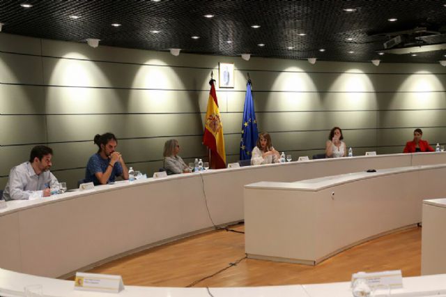 La ministra de Trabajo y Economía Social, Yolanda Díaz, se reúne con el colectivo de riders para abordar su situación laboral - 1, Foto 1