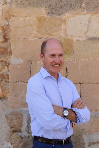 Pareja mira con optimismo, desde la prudencia y la responsabilidad individual, hacia la nueva normalidad - 1, Foto 1