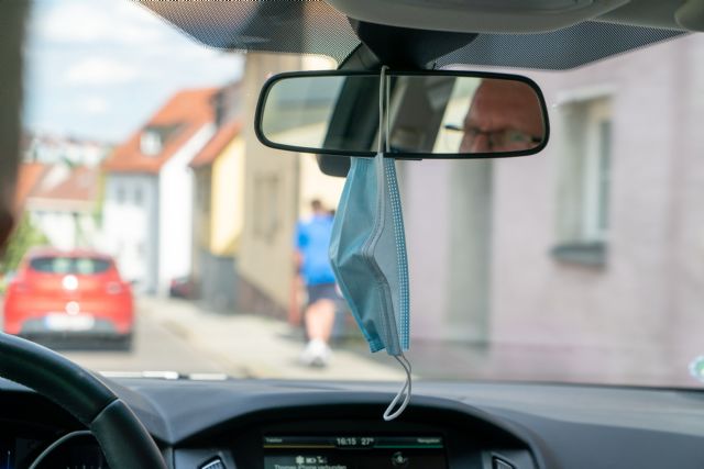 El espejo retrovisor no es una percha para colgar ropa - 1, Foto 1