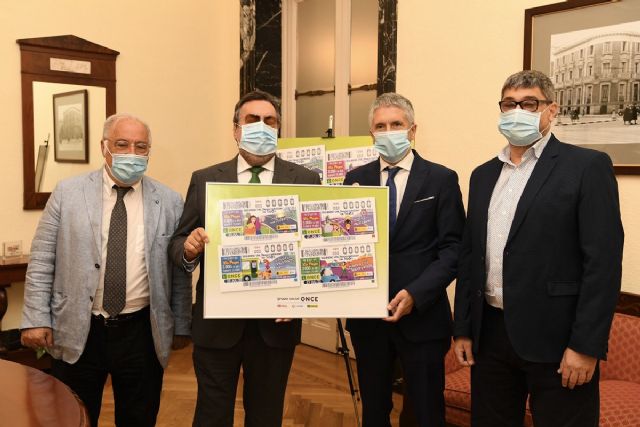 Grande-Marlaska insiste en la necesidad de extremar la precaución al volante en la presentación de los cupones de la ONCE dedicados a la seguridad vial - 1, Foto 1