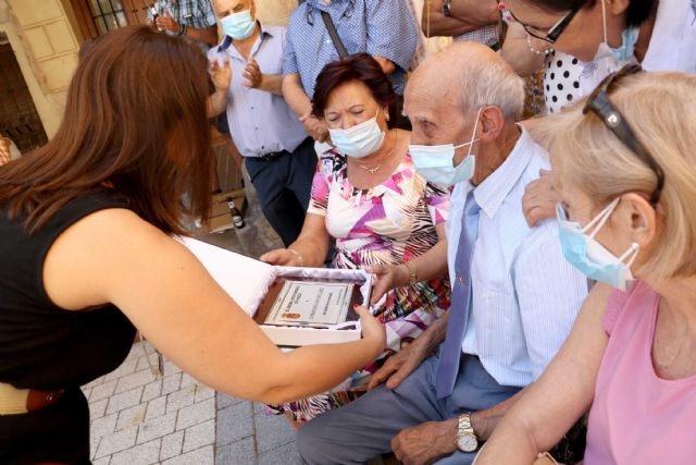 Pareja homenajea a Francisco Sánchez López, con motivo de su centenario - 1, Foto 1