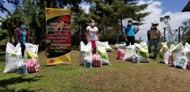 Fundación COPADE apoya a más de 200 familias con productos de primera necesidad en los países en los que está presente - 1, Foto 1