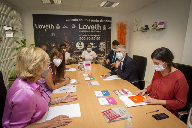 Grande-Marlaska aboga por seguir reforzando la colaboración entre las Fuerzas y Cuerpos de Seguridad del Estado y las asociaciones de acogida y reinserción en la lucha contra la trata de personas - 1, Foto 1