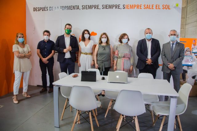 Carmen Calvo durante su visita a una empresa en Cáceres, Foto 1