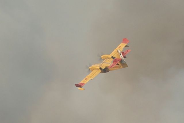 El MITECO refuerza el dispositivo de medios aéreos y terrestres para la extinción de importantes incendios en Huelva y Cáceres - 1, Foto 1