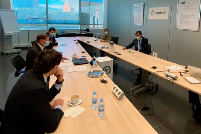 Salvador Illa visita el centro de investigación de los laboratorios Almirall en Barcelona - 1, Foto 1